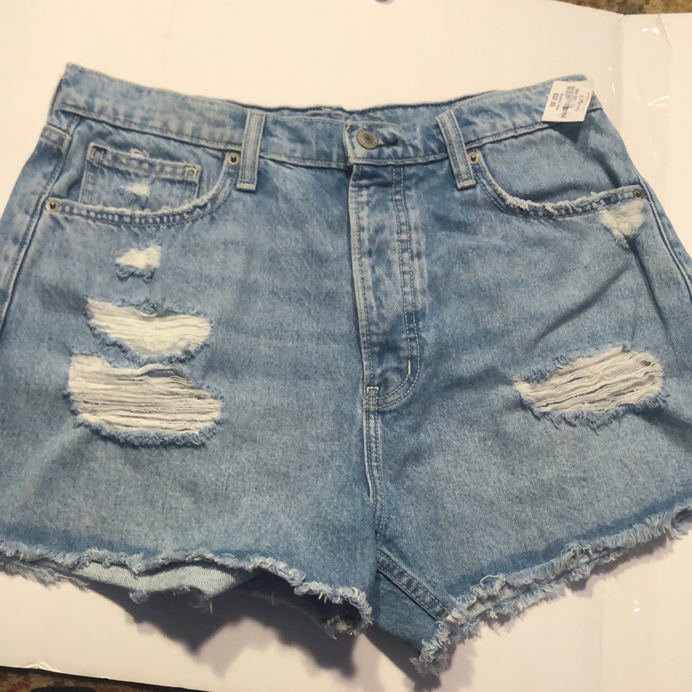 Woman’s hi-Rise shorty distressed shorts